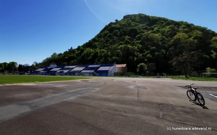 Pista de atletism din Deva. Foto: Daniel Guţă. ADEVĂRUL