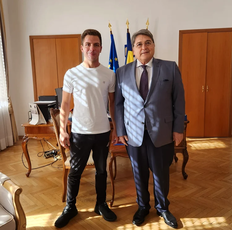 Radu, alături de ambasadorul României în Austria. Foto / Facebook