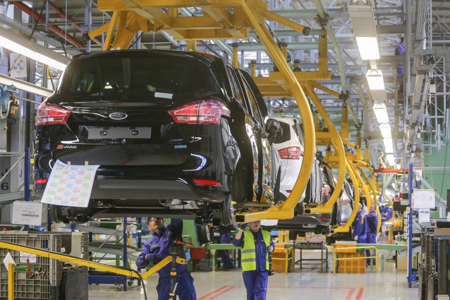 Cum se traduce decizia UE de renunțare la „100% electric” din 2035. Producătorii din România: „Este o gură de oxigen pentru industrie” 