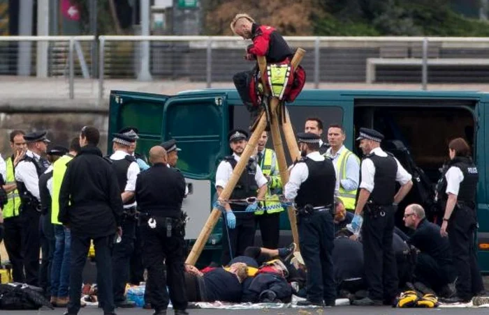 Protest al mişc[rii Black Lives Matter UK pe aeroportul City din Londra
