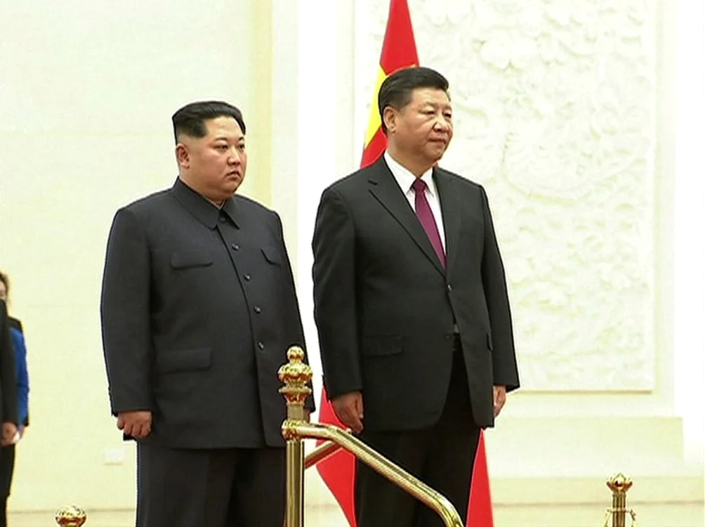 Kim Jong-un (stânga) şi Xi Jinping, la Beijing FOTO AFP/ CCTV
