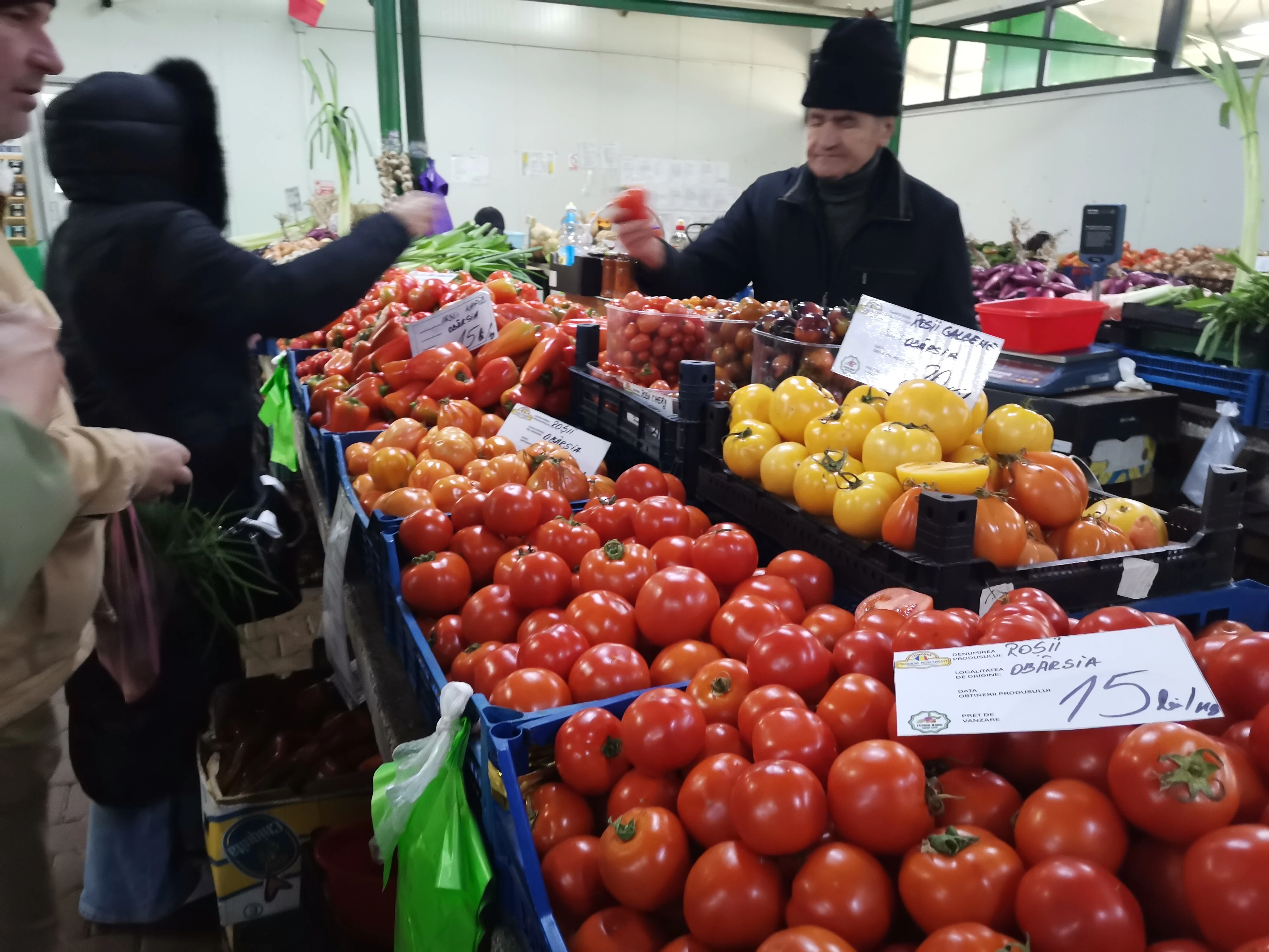 Tomatele românești, încă pe piață. „În supermarket, cele de import sunt mai scumpe, dar aici nu vin din comoditate”