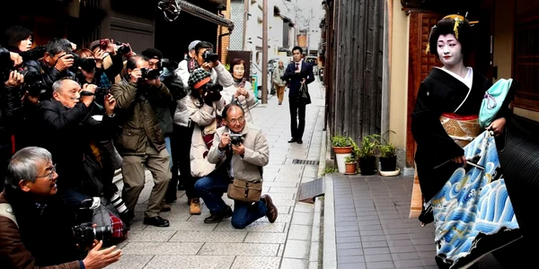 O femie costumată în dansatoare tradiţională japoneză pozează în timpul ceremoniei de Anul Nou la Gion Kobu Kaburenjo în Kyoto Japonia FOTO Guliver/Getty Images