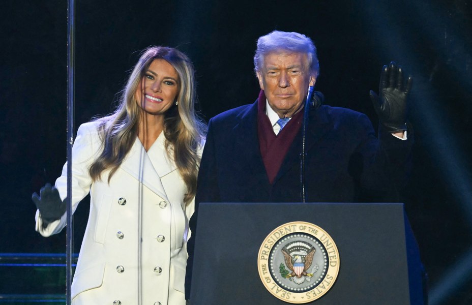 Moment rar cu Melania Trump: Prima Doamnă a aprins bradul național de Crăciun la Washington