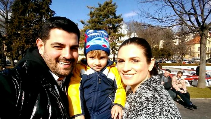 Cântăreaţa Ellie White este fericită alături de băiatul şi de logodnicul ei