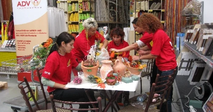 Voluntarii Fundaţieie ADV Romania au expus obiectele create de persoanele cu dizabilitati