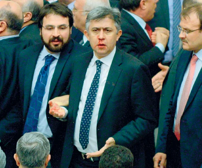 Reprezentanţii opoziţiei conduse de Fethullah Gulen s-au luat la bătaie cu cei ai partidului aflat la guvernare