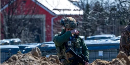 Soldat ucrainean fotografiat plângând în faţa unei gropi comune din Bucha FOTO-Profimedia