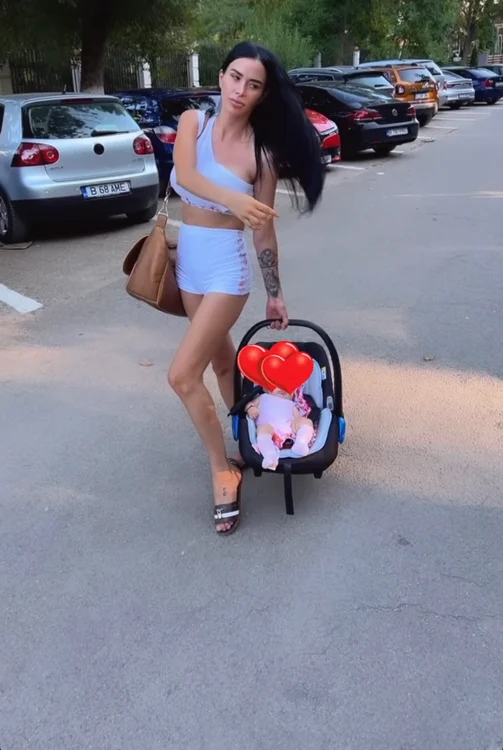 Daniela Crudu și fetița sa au ieșit la plimbare