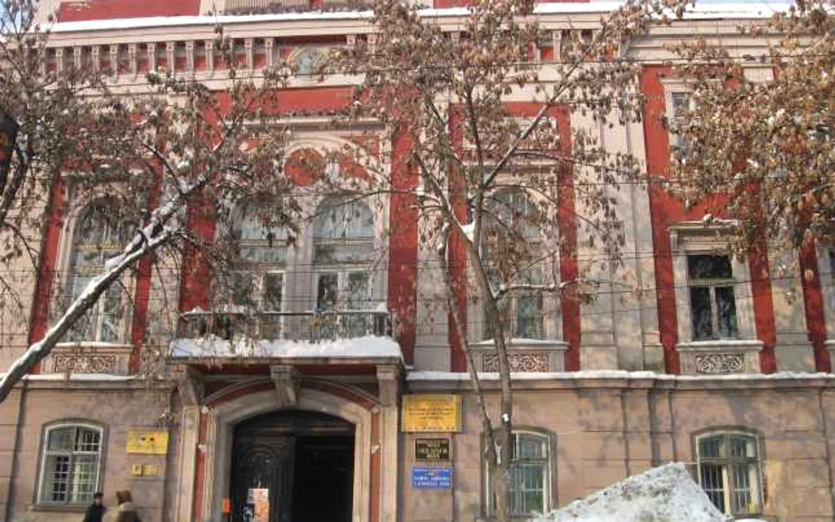 Pompierii recomandă să se evite deplasarea pe lângă clădiri