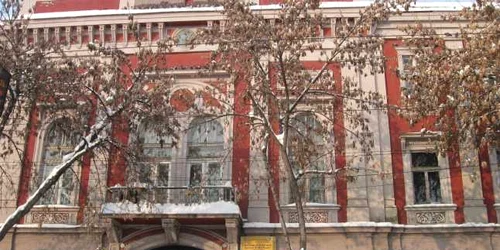 Pompierii recomandă să se evite deplasarea pe lângă clădiri