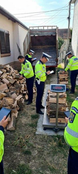 Polițiștii din Satu Mare au o nouă misiune: să cântărească lemnele de foc pentru încălzirea sediilor. Val de glume pe internet 