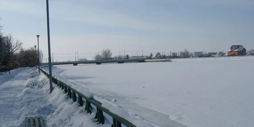 Lacul de acumulare a înghețat