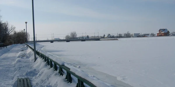 Lacul de acumulare a înghețat