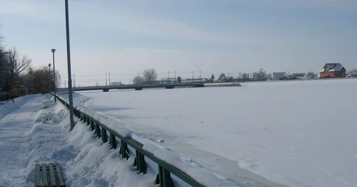 Lacul de acumulare a înghețat