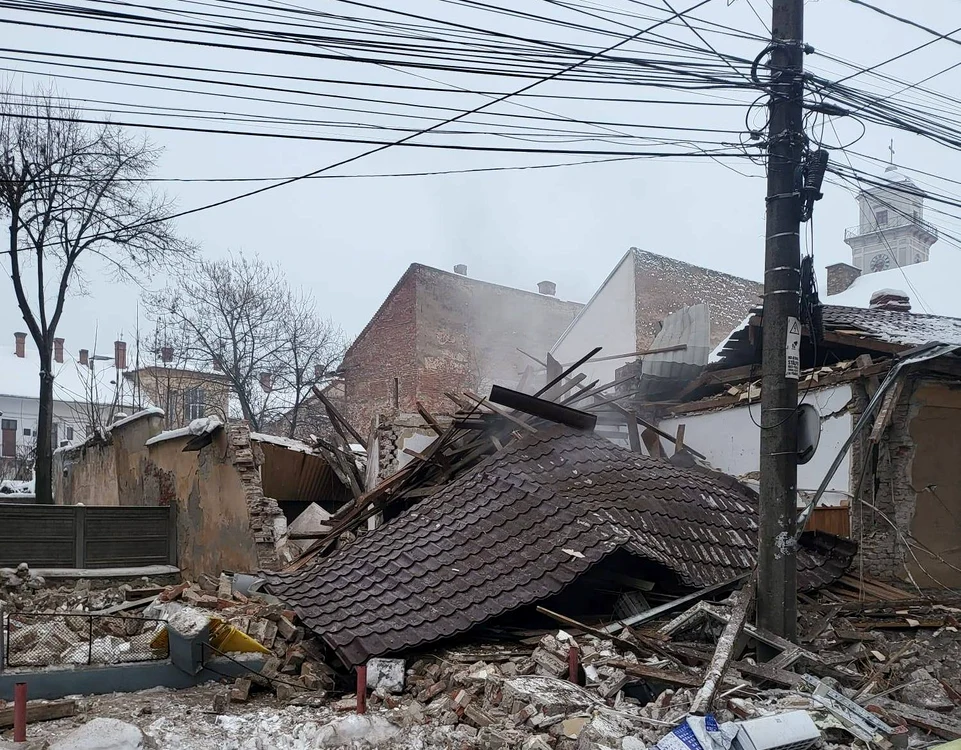 Explozia puternică a pus la pământ clădirea FOTO: ISU Timiș