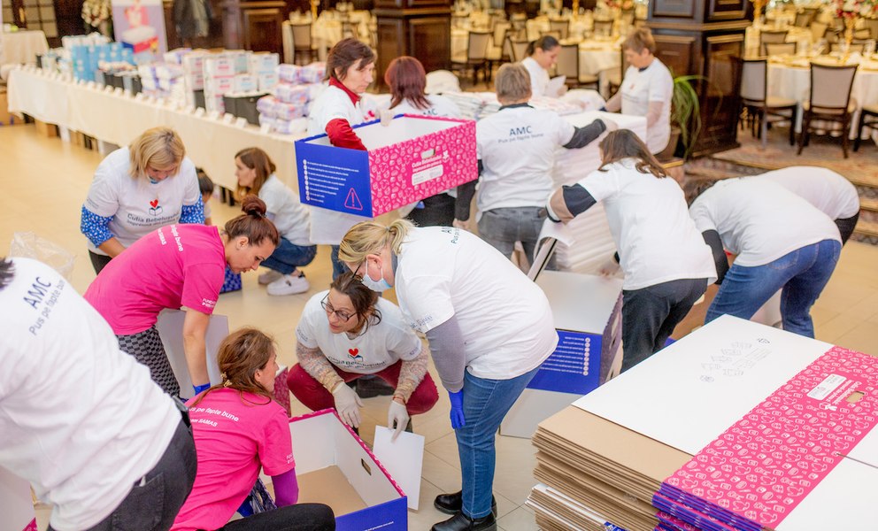 Maratonul Cutia Bebelușului: 400 de ore de voluntariat, 500 de cutii destinate familiilor dezavantajate din Bacău, Botoșani, Neamț și Suceava