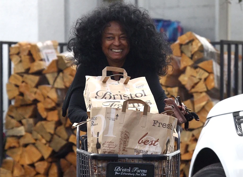 
    Diana Ross îşi face singură cumpărăturile de la băcănie, deşi are o avere de 300 de milioane de dolariFoto: Profimedia  