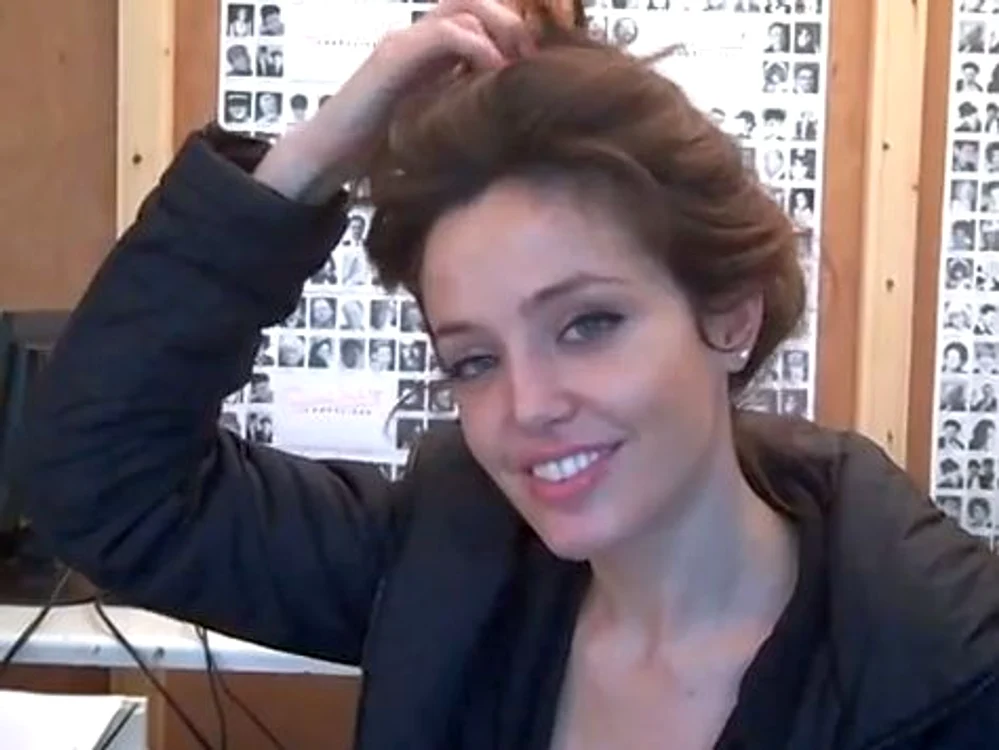 
    Lina seamănă izbitor cu Angelina Jolie  
