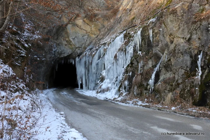 cheile cernei si tunelul de la intrarea in lunca cernii de jos foto daniel guta adevarul