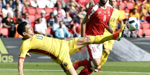 Fază de joc din timpul meciului România - Elveţia la Euro 2016. FOTO AP