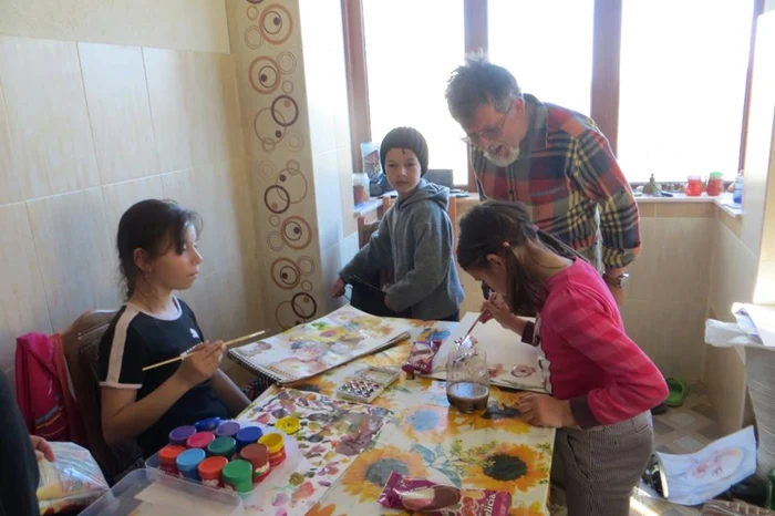 Pictorul Cornel Cîrstea a format numeroşi mici artişti foarte talentaţi FOTO: arhiva personală