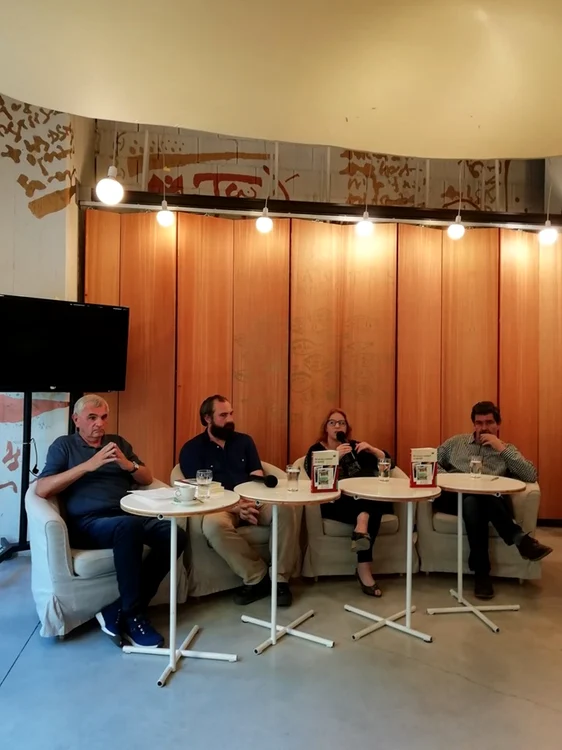 În Librăria Humanitas Cişmigiu. Jan Cornelius, Cosmin Perţa, Adina Popescu şi Radu Paraschivescu FOTO: Diana Iepure