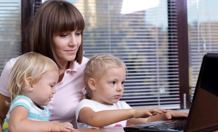 Părinții pot lucra și se pot ocupa de relația cu cei mici în același timp