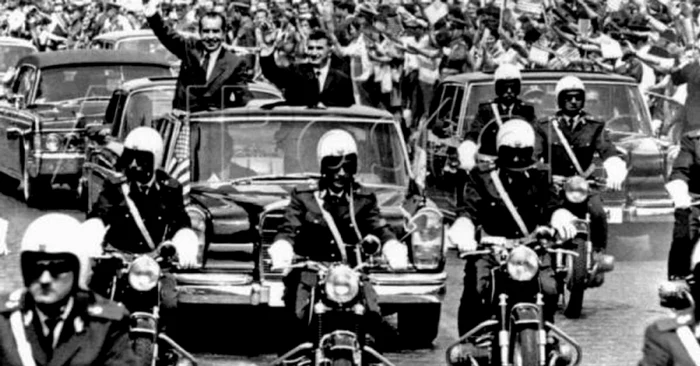Ceaușescu și Nixon salutau mulțimea. 1970, prima vizită a lui Ceaușescu în SUA 