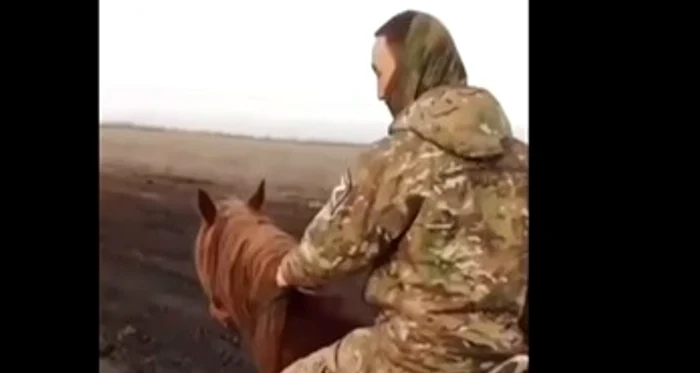 Soldații ruși, călare pe linia frontului FOTO: captyră video X