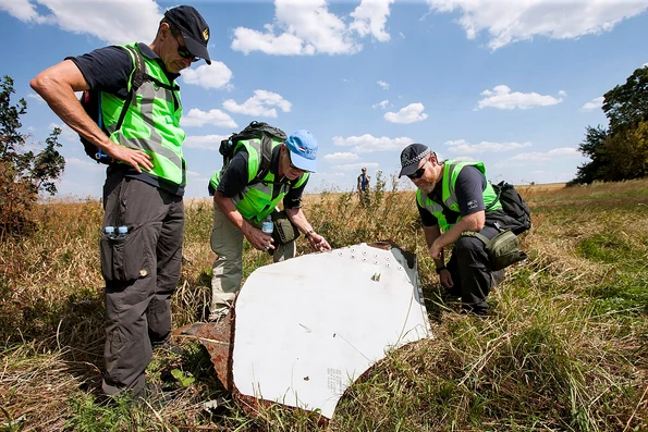 Polițiști olandezi și australieni investighează locul în care s-a prăbușit avionul companiei Malaysia Airlines (© Ministerie van Defensie)