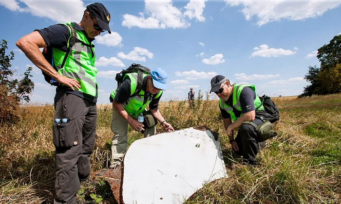 Polițiști olandezi și australieni investighează locul în care s-a prăbușit avionul companiei Malaysia Airlines (© Ministerie van Defensie)
