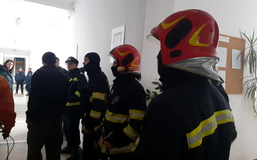 Pompierii au reușit să stingă focul înainte să se extindă la școală FOTO ISU Bacău