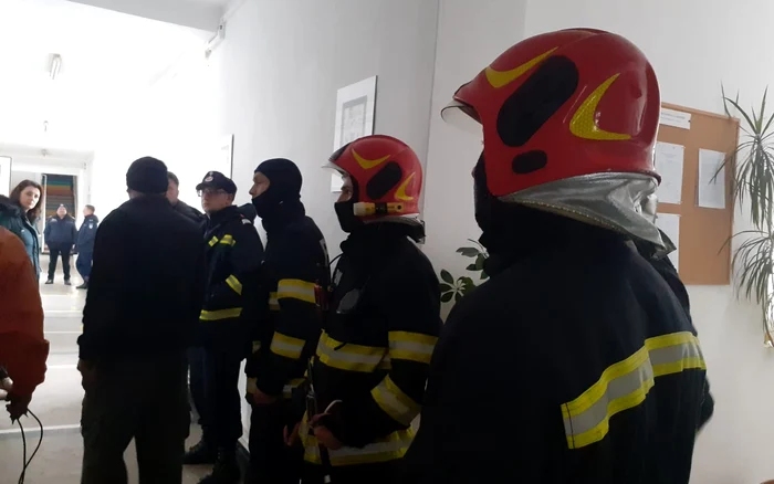 Pompierii au reușit să stingă focul înainte să se extindă la școală FOTO ISU Bacău