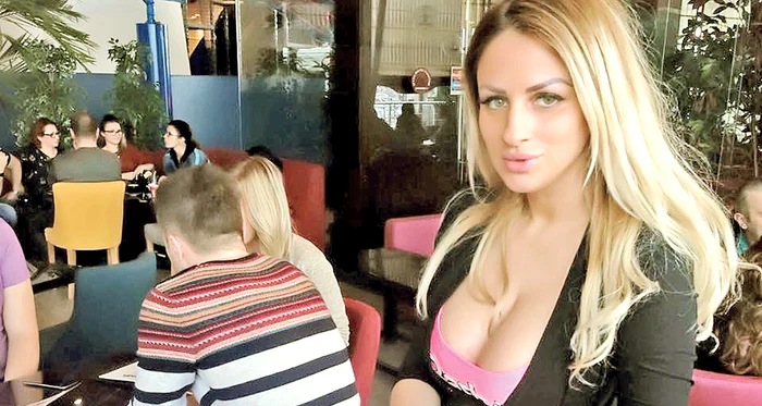 
    Sânziana și micuța  Izabela au făcut  un popas la o cafenea  