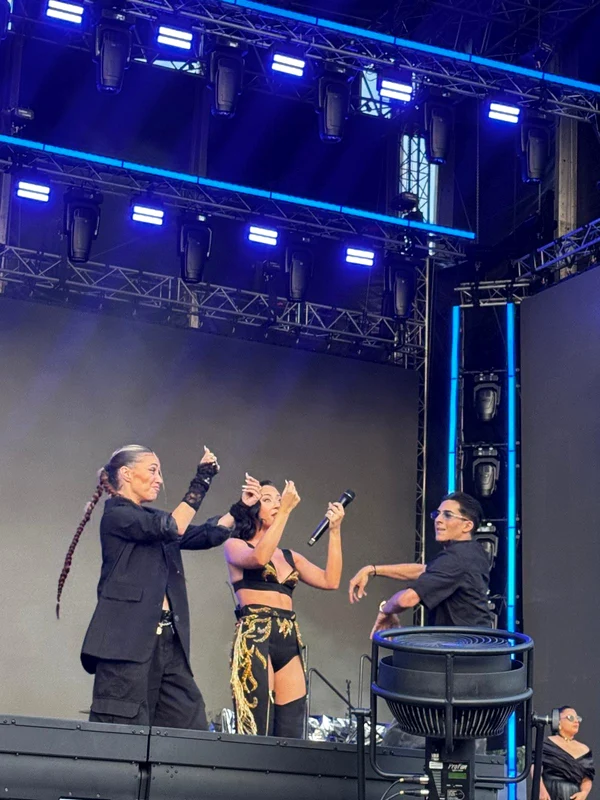 Nicole Cherry cântă în deschiderea concertului lui Jennifer Lopez - Foto: Click!