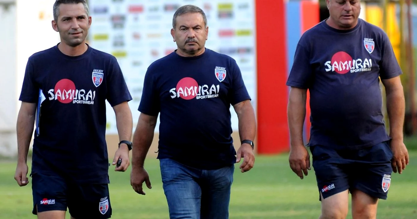 Mediafax | Marin Moţ (centru), alături de secunzii săi