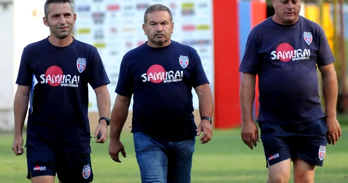 Mediafax | Marin Moţ (centru), alături de secunzii săi