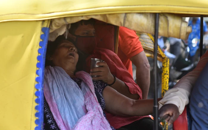 Bătrânii, trataţi pe bancheta din a maşinii Foto: GettyImages