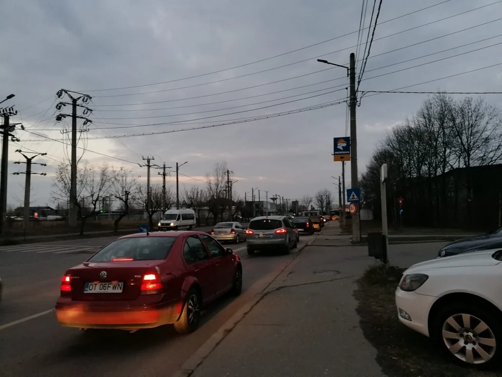 Românii care pleacă în minivacanța de 1 Mai cu mașina personală ar trebui să facă plinul de acasă