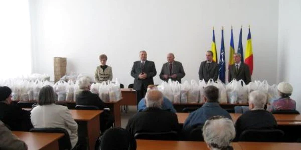 Cadourile au fost înmânate de prefectul Constantin Trihenea