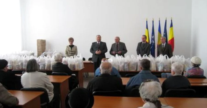 Cadourile au fost înmânate de prefectul Constantin Trihenea