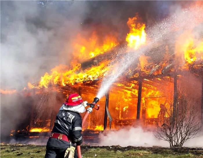 Pompierii au intervenit să stingă focul