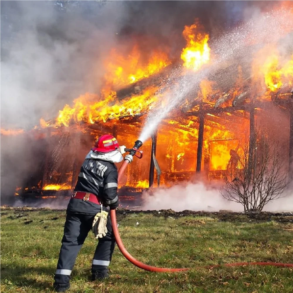 Incident șocant la un priveghi în Bicaz-Neamț. Casa a luat foc, iar rudele mortului s-au salvat după ce au spart geamurile