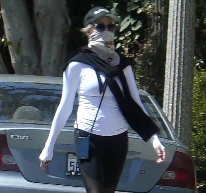 Melanie Griffith, 62 de ani, crede că o eșarfă e suficientă pentru a se proteja de virus foto: Profimedia