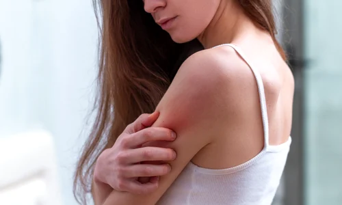 1 femeiecaresescarpina jpg jpeg