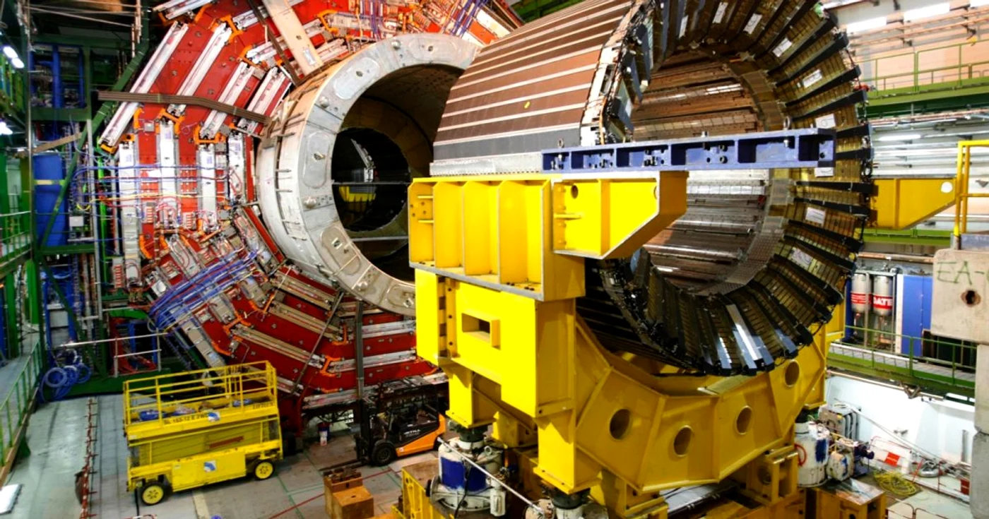 Acceleratorul de particule Large Hadron Collider (LHC)