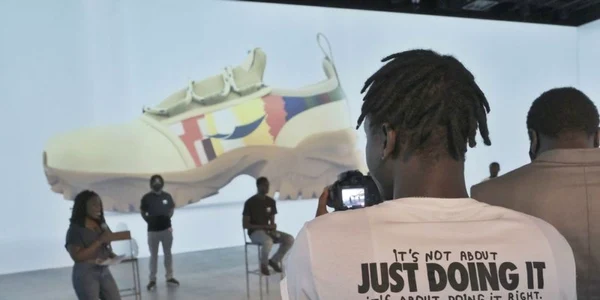 Vânzătorii stradali din Barcelona şi-au lansat propria marcă de adidaşi FOTO ARA