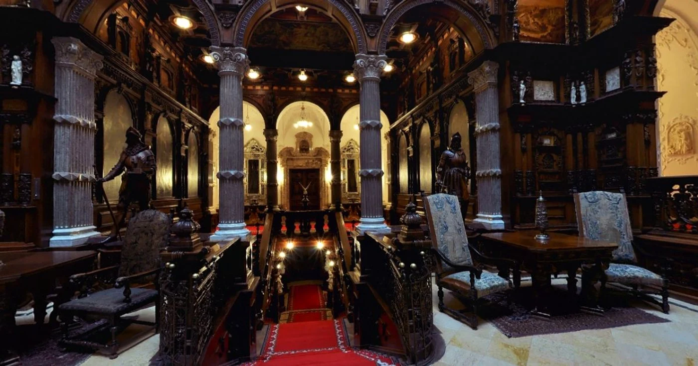 Ciuperca din lemnăria castelului l-a făcut pe Ceauşescu să se răzgândească în a-şi stabili o reşedinţă de protocol la Peleş. FOTO peles.ro