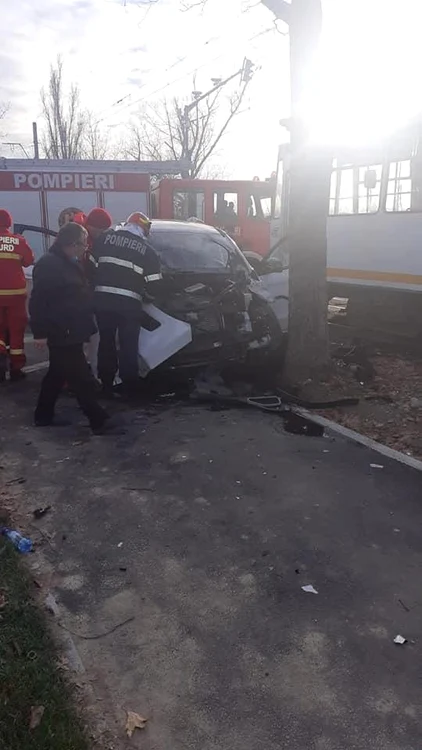 Mașina a lovit tramvaiul, iar apoi s-a oprit într-un pom de pe marginea drumului